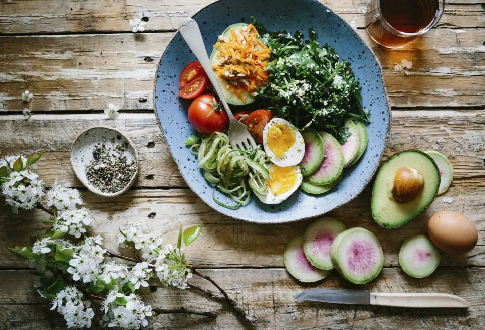 How many calories a day to lose weight, and why a weekly view works better than a daily target